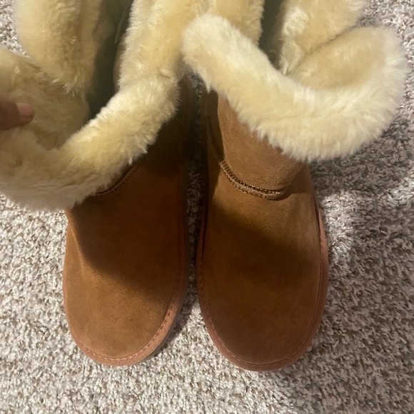 Cute fur lined booties with side button. Terracotta color. - Picture 3 of 6